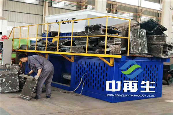 新型金屬撕碎機(jī)解決了老式撕碎機(jī)刀片的缺點(diǎn)