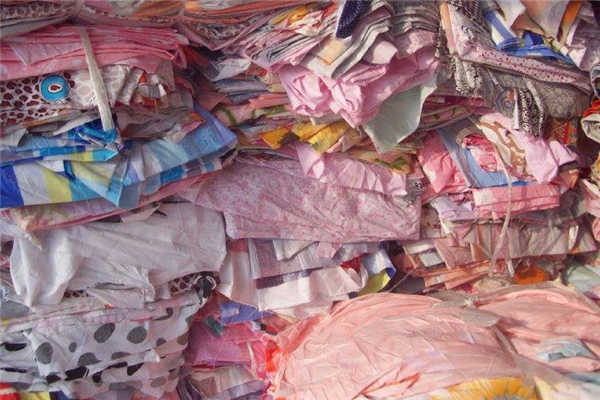 廢舊衣物棄之可惜！利用撕碎機進(jìn)行回收循環(huán)再利用才是真理